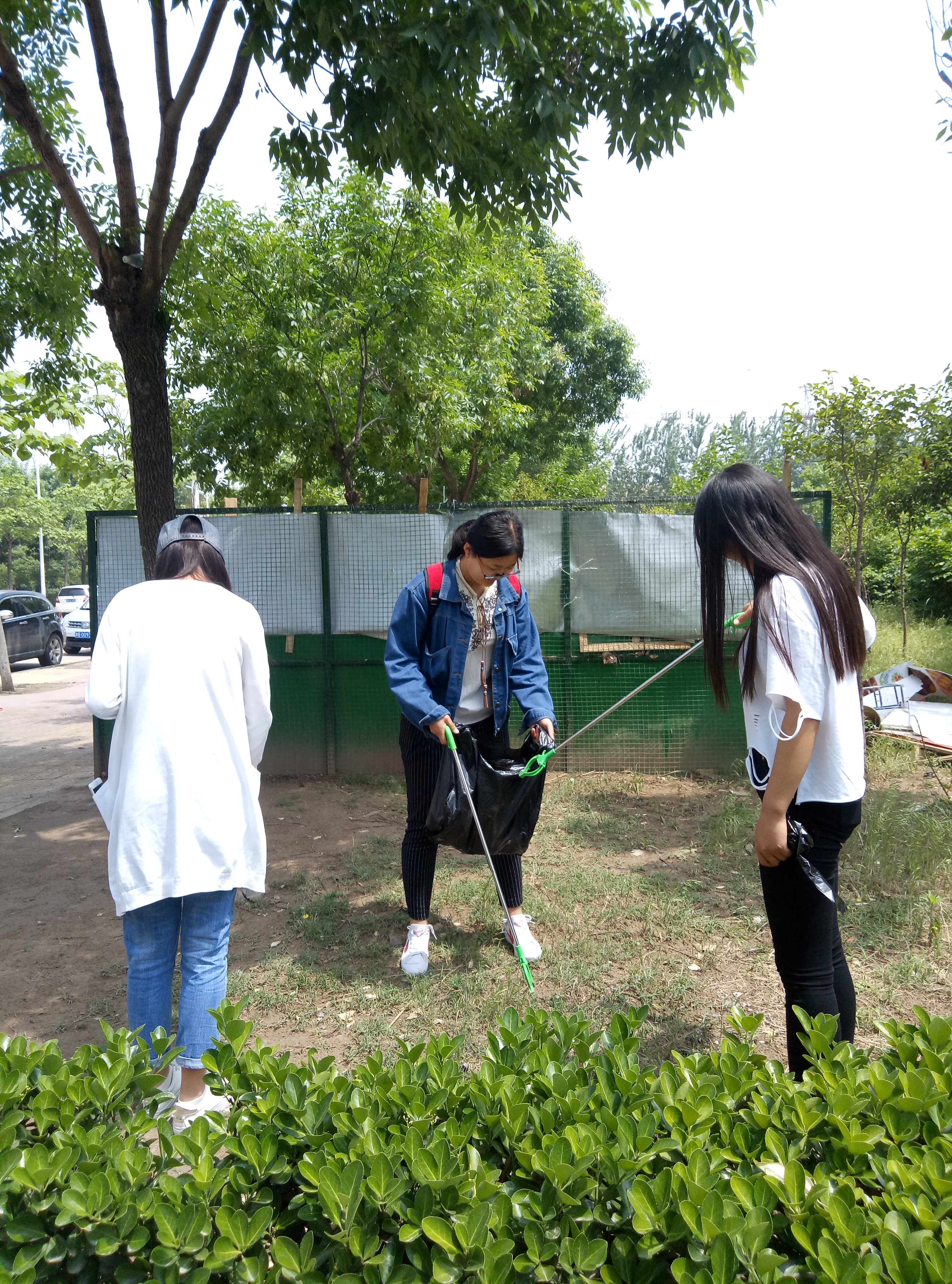 我院志愿者开展卫生大扫除-河南大学药学院